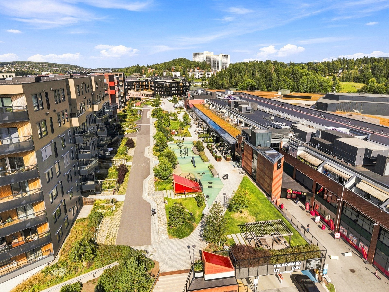 Triaden har flere restauranter med uteservering, og friområde som skjermer mot bebyggelsen. Galleribilde