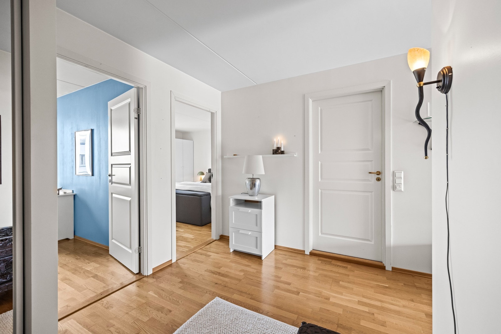 Stor entrè med god plass til å ta imot gjester. Galleribilde