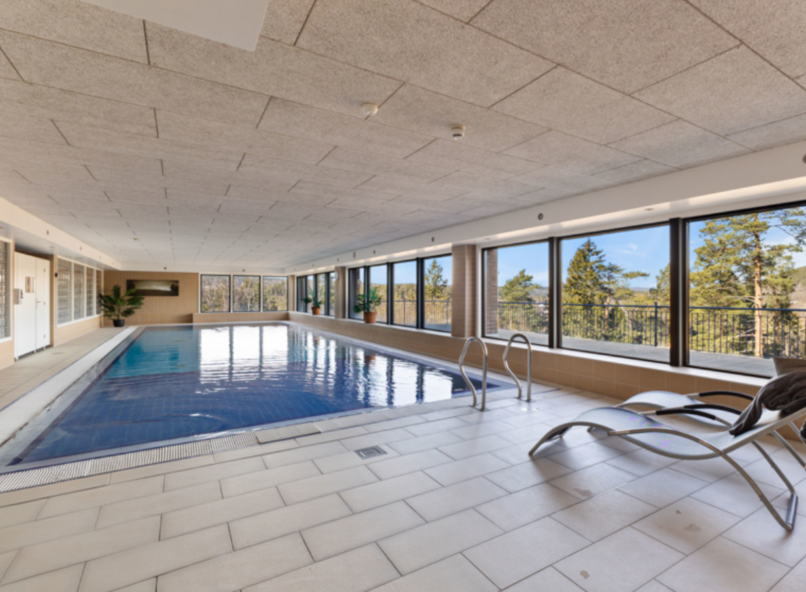 Tilgang til felles svømmebasseng, treningsrom, badstue og solarium. Galleribilde