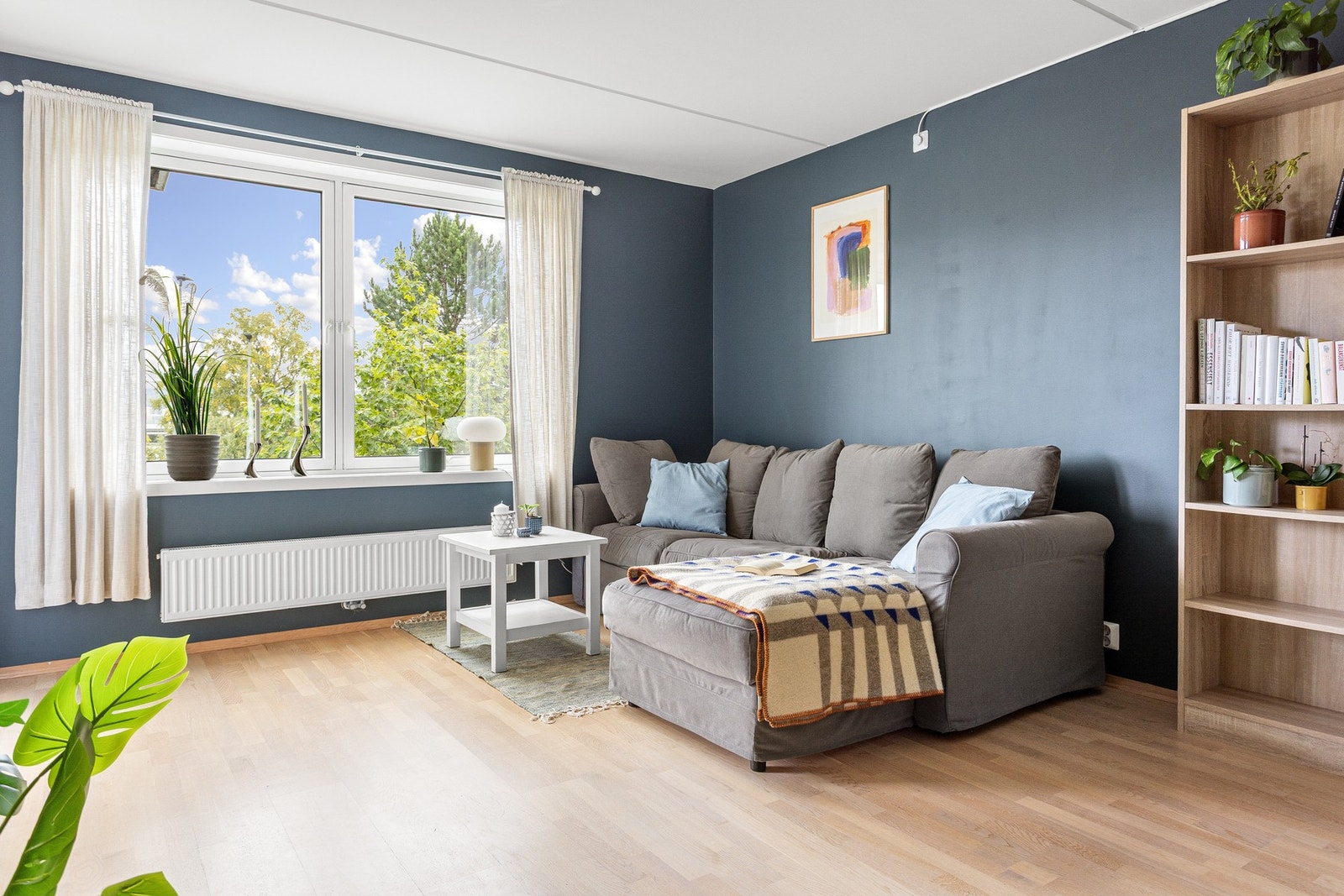 God planløsning gir god plass for sofa, salongbord og tilhørende mediemøblement. Galleribilde