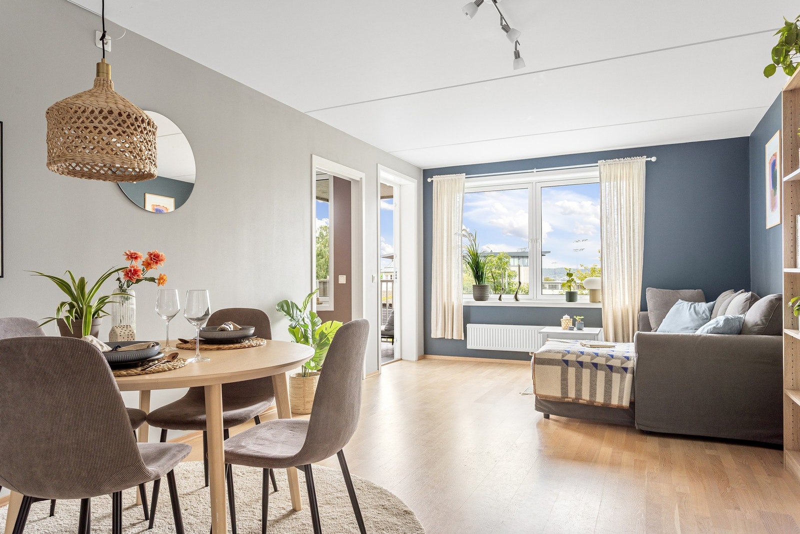 Daniel Berggren ved EIE Løren har gleden av å ønske velkommen til Refstadveien 32!
Foto: Studio Sætre AS (Hanne Cecilie Sætre) Galleribilde