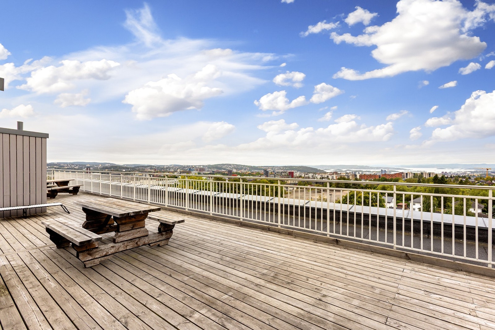 Til glede for beboere har sameiet en stor felles takterrasse med spektakulær utsikt over Oslo og Oslofjorden. Galleribilde