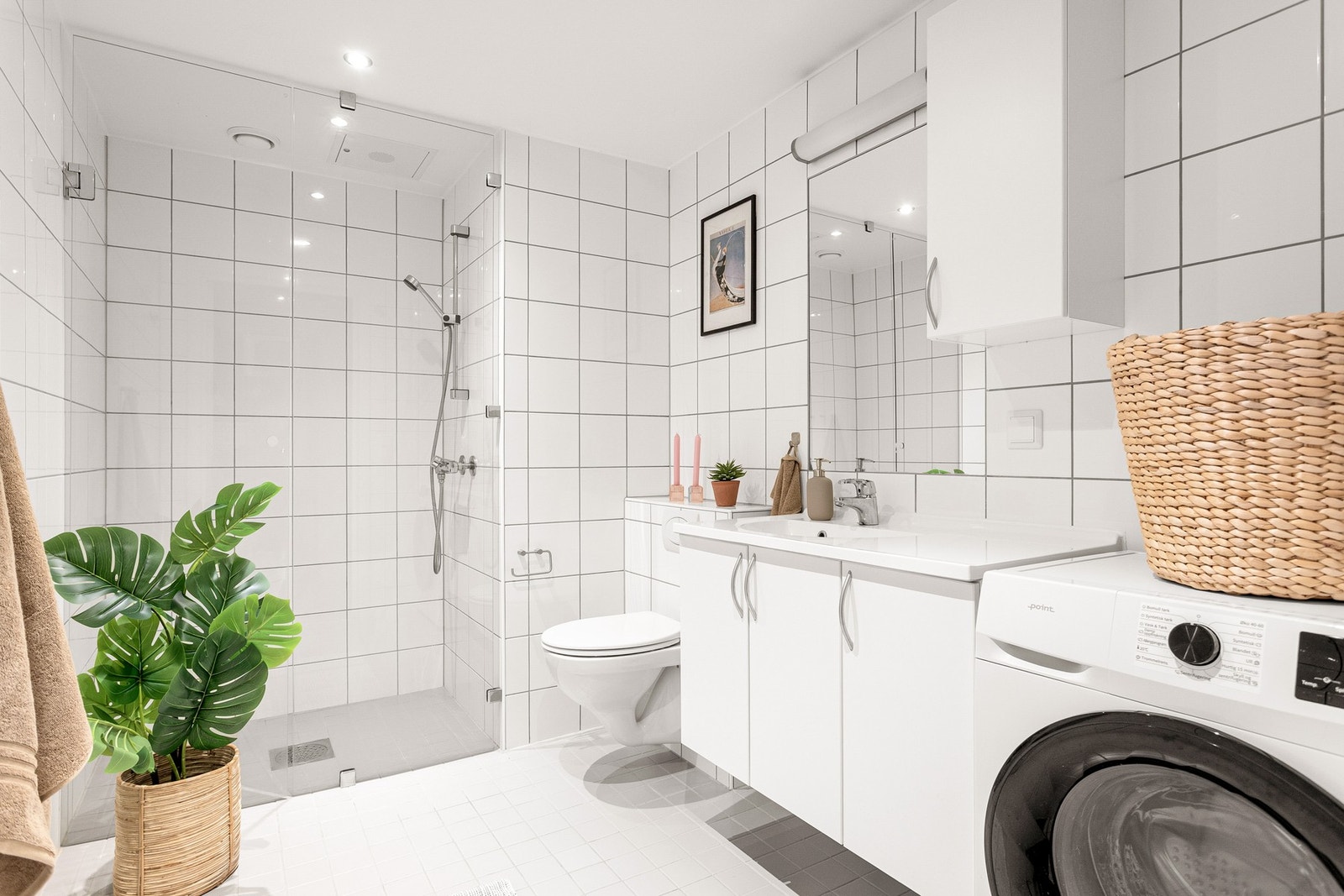 Boligen har et lyst, flislagt baderom med varme i gulv og downlights i himling. Galleribilde
