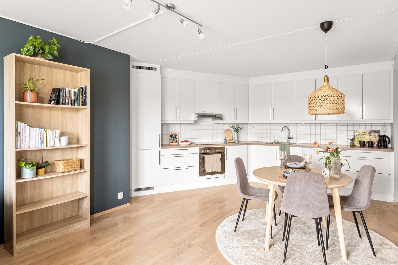 Kjøkkenet er fra Sigdal og har en pen, lys innredning med glatte fronter, laminat benkeplate, oppvaskkum med ett-greps armatur. Galleribilde