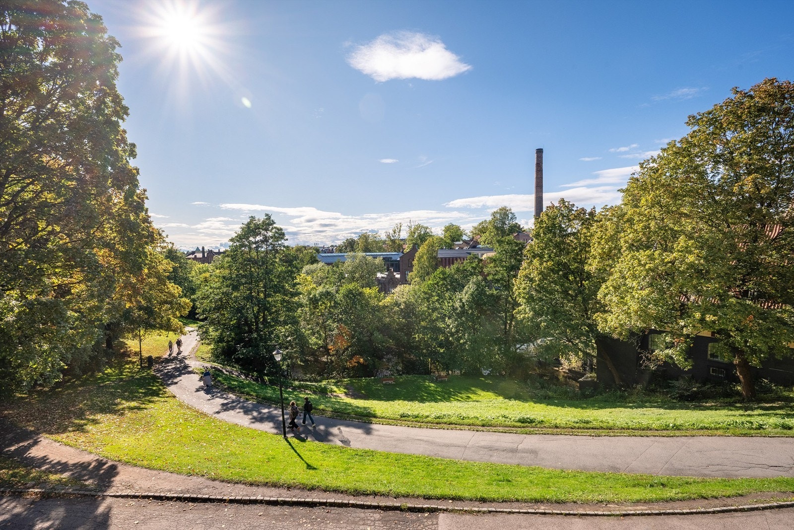 Dette er boligen for deg som ønsker en urban livsstil kombinert med en av Oslos mest idylliske beliggenheter langs Akerselva! Galleribilde