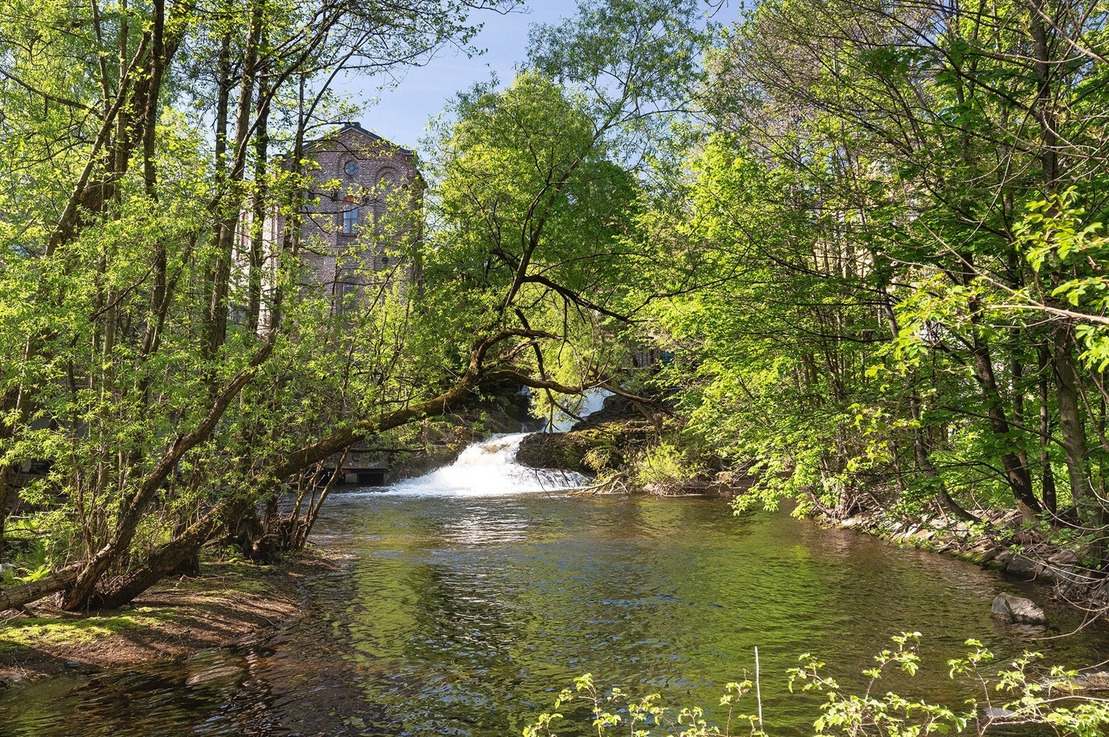På sommerstid er det også fine bademuligheter i Akerselva like ved borettslaget Galleribilde