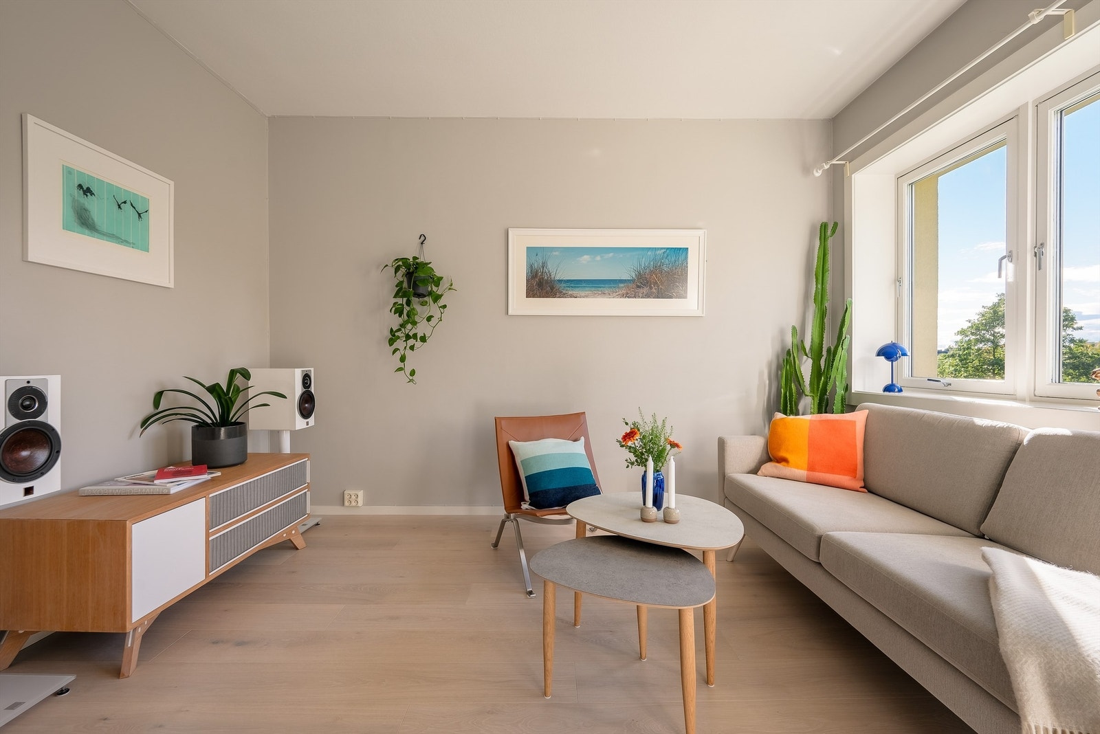 Rommet kan innredes etter ønske og behov, med plass til både sofa med tilhørende tv-seksjon, eller et mindre spisebord Galleribilde