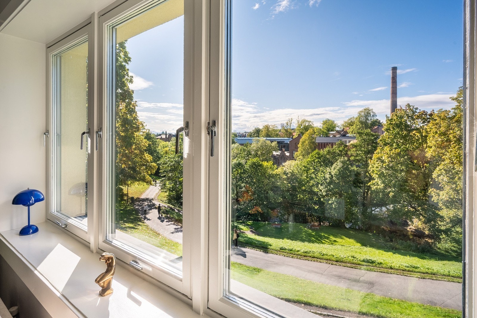 Leiligheten har en unik plassering med store vindusflater, vestvendt beliggenhet og flott utsyn mot elva og de grønne lungene i nærområdet Galleribilde