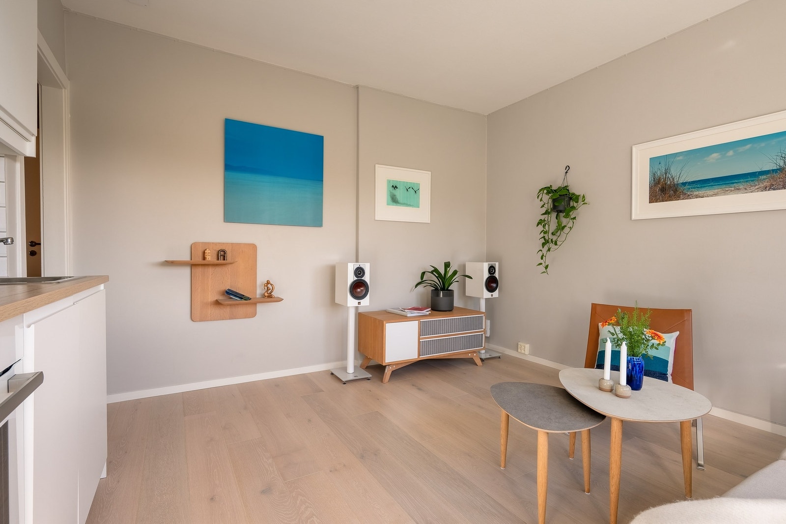 Stuen er malt i tidsriktige farger, med gjennomgående parkett belagt på gulv Galleribilde