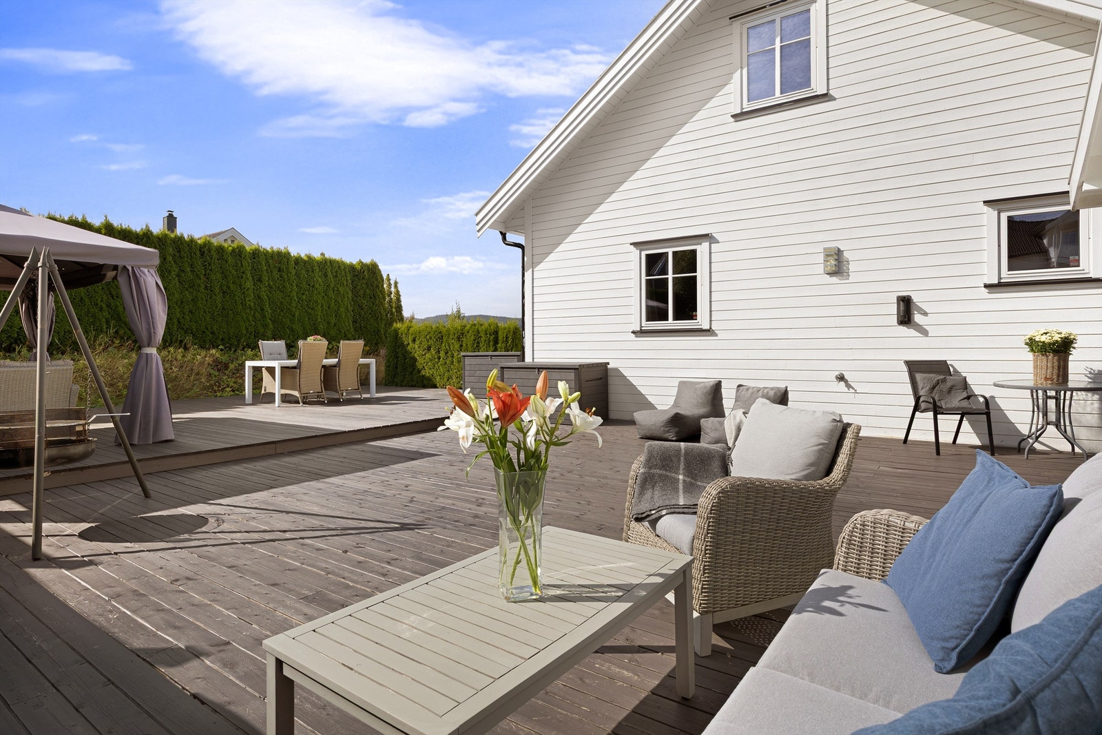 Store solrikt beliggende terrasse utenfor inngangspartiet Galleribilde
