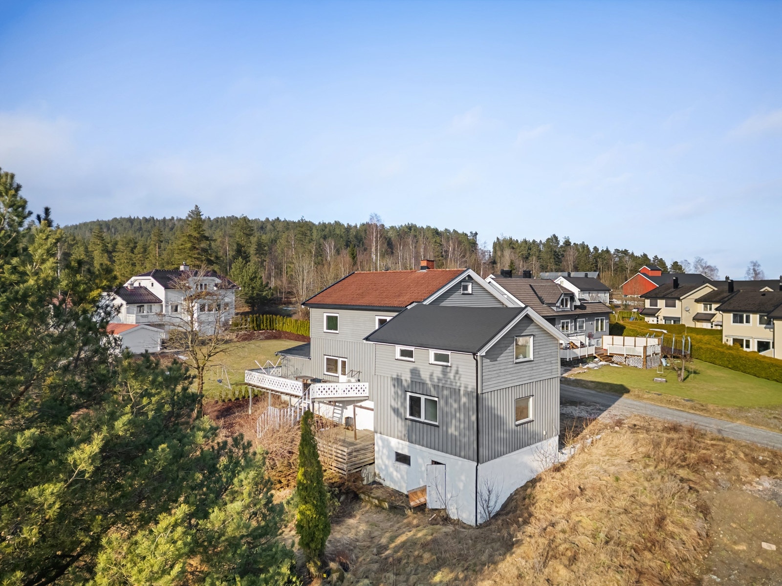 Beliggenheten er ideell, med kun ti minutter i bil til Drammen sentrum og hyppige togavganger som tar deg til Oslo på rundt en halvtime. Galleribilde