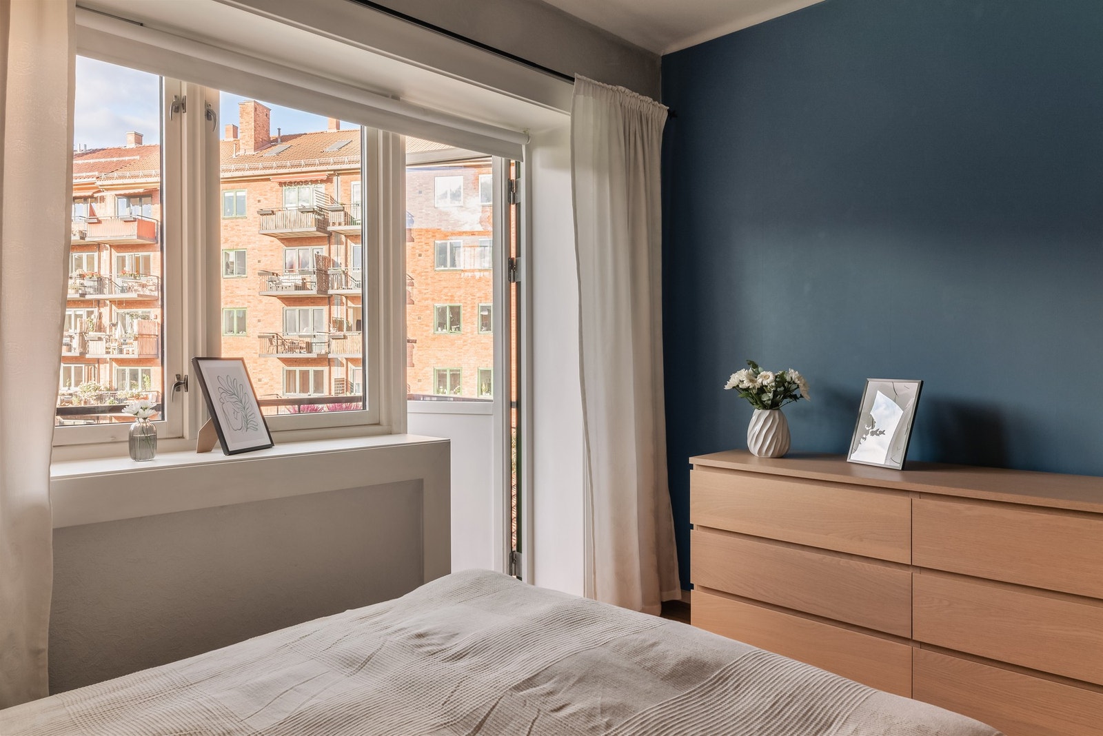 Plasseringen gir flott utsyn over den grønne og frodige bakgården, samtidig som det er stille og rolig. Galleribilde