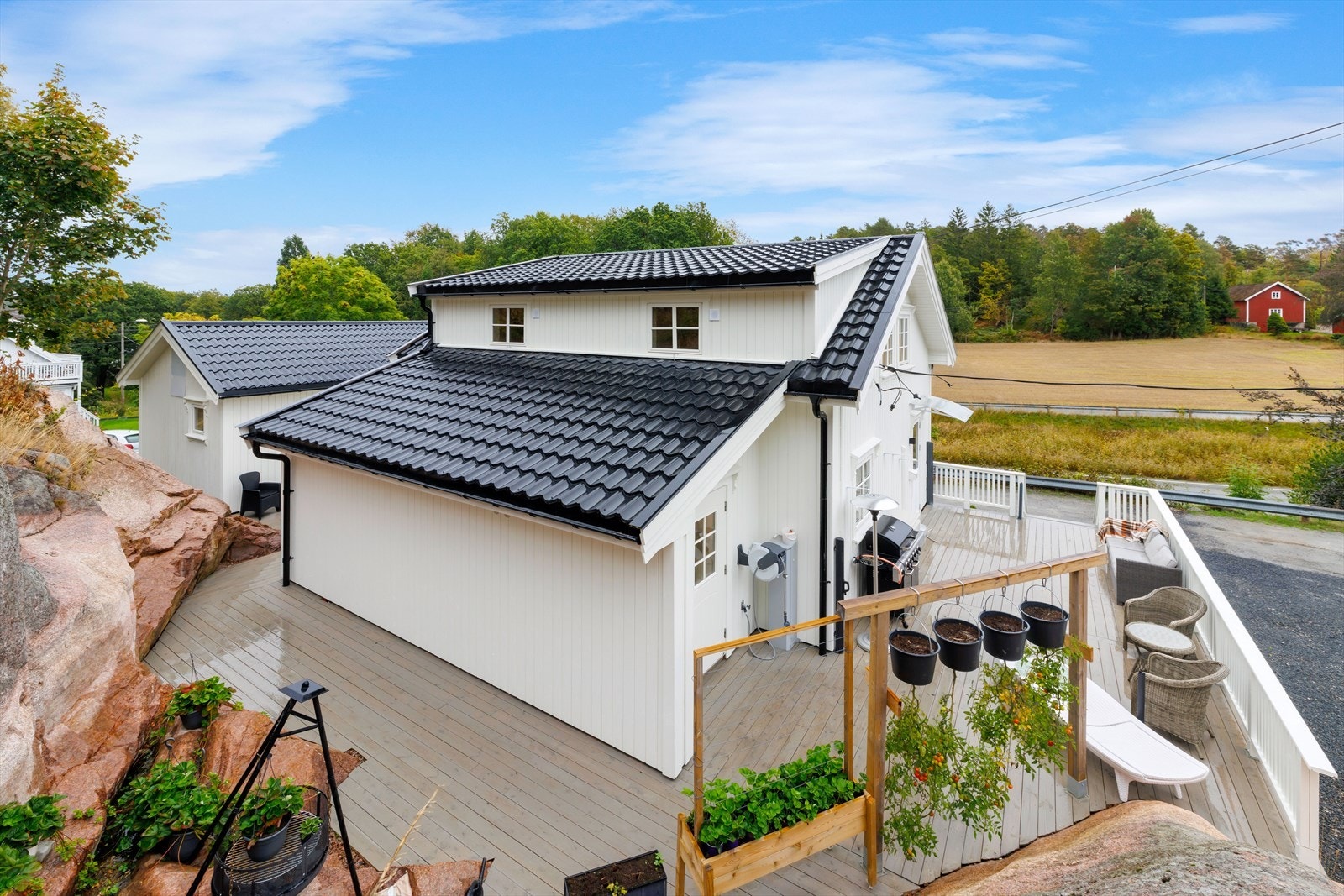 Tomten er på over 4 mål og byr på rikelig med boltreplass. Galleribilde