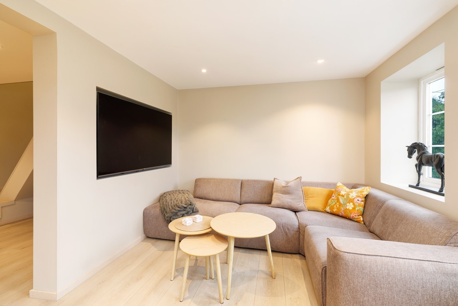 Innvendig fremstår boligen med en moderne og helhetlig stil. Galleribilde