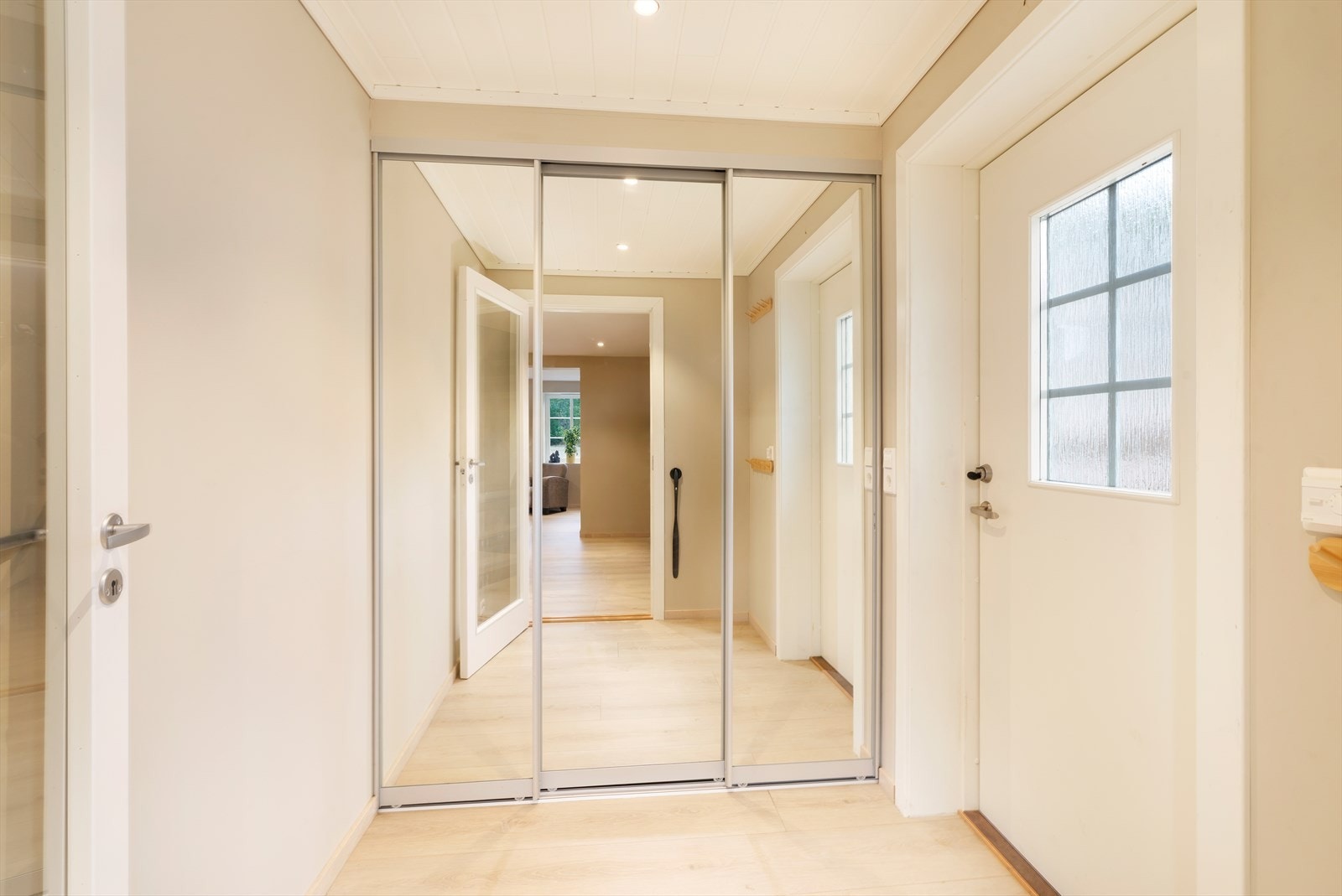 I første etasje ønskes man velkommen inn i en lys entré med god oppbevaringsplass i skyvegarderobe. Galleribilde