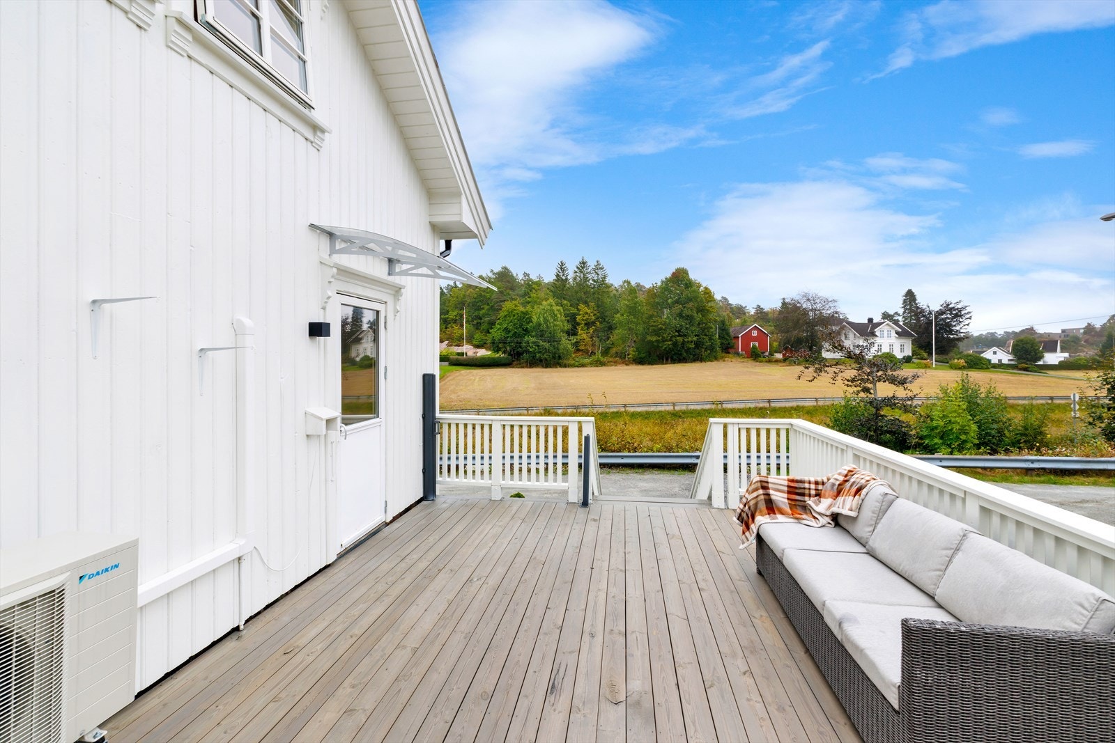 Terrasse med utgang fra stuen. Galleribilde