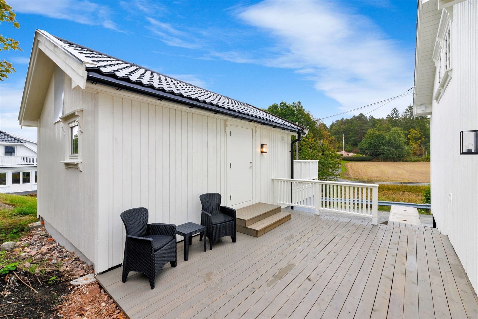 Fin terrasse rundt boligen og annekset. Galleribilde