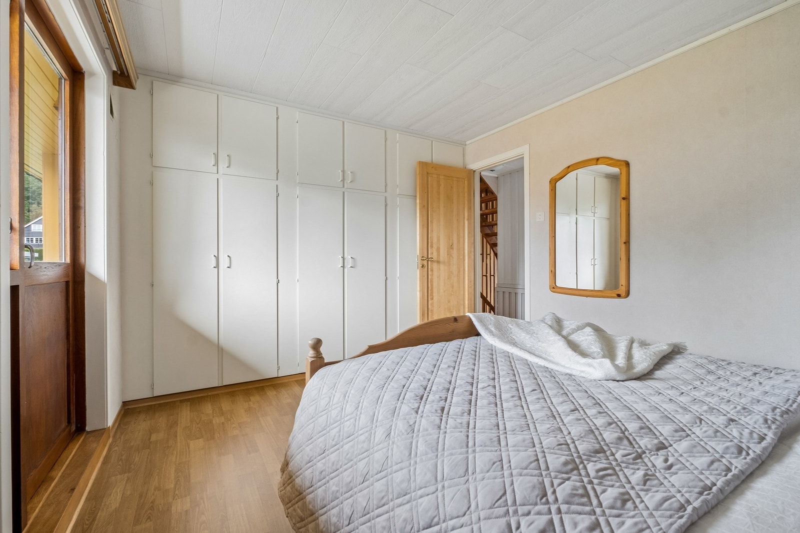 Hovedsoverommet har godt med garderobeplass og utgang til altan. Galleribilde
