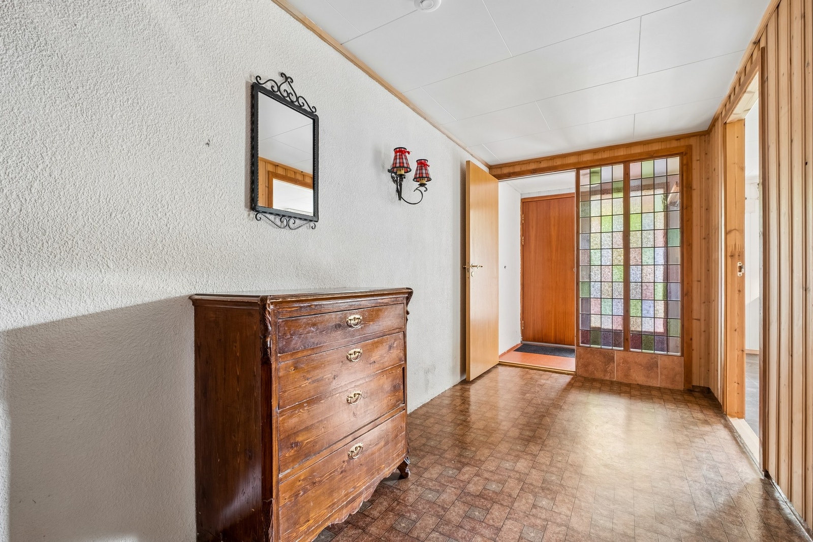 Velkommen inn! Entre/hall i underetasjen. Galleribilde