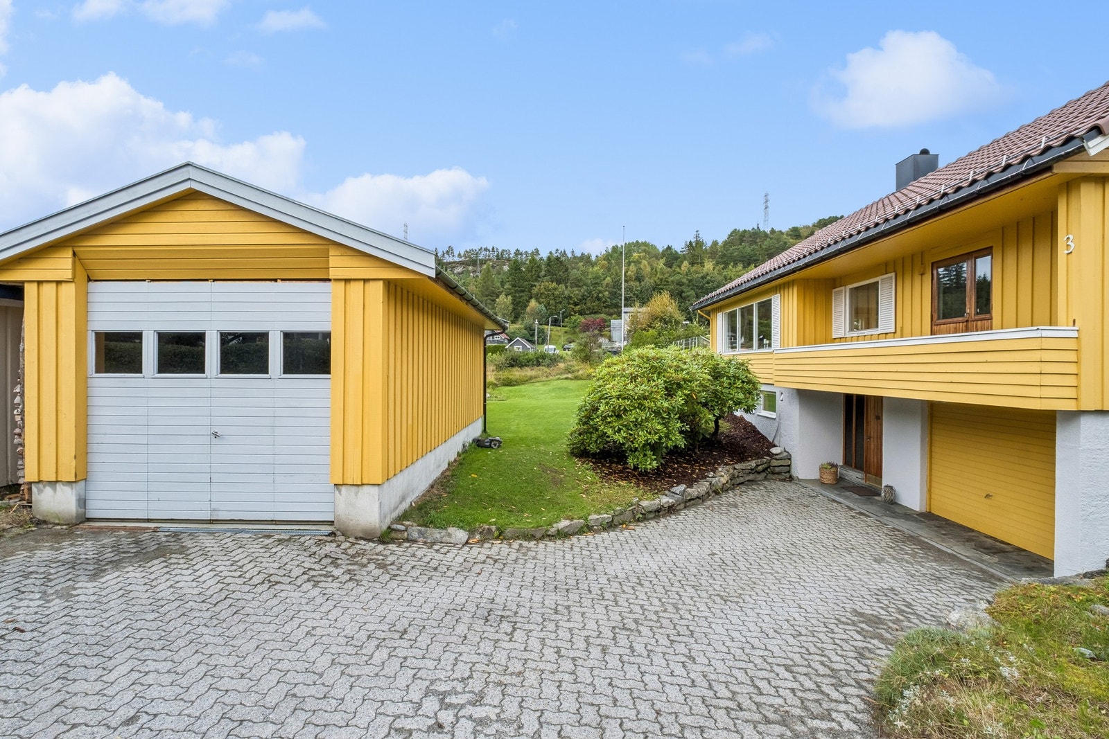 Eiendommen byr på svært gode parkeringsforhold med både integrert og frittstående garasje. Galleribilde