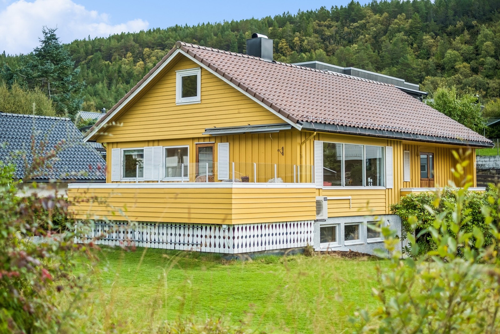 PrivatMegleren presenterer en innholdsrik enebolig på en generøs tomt i et etablert boligområde på Østre Gåseid. Galleribilde