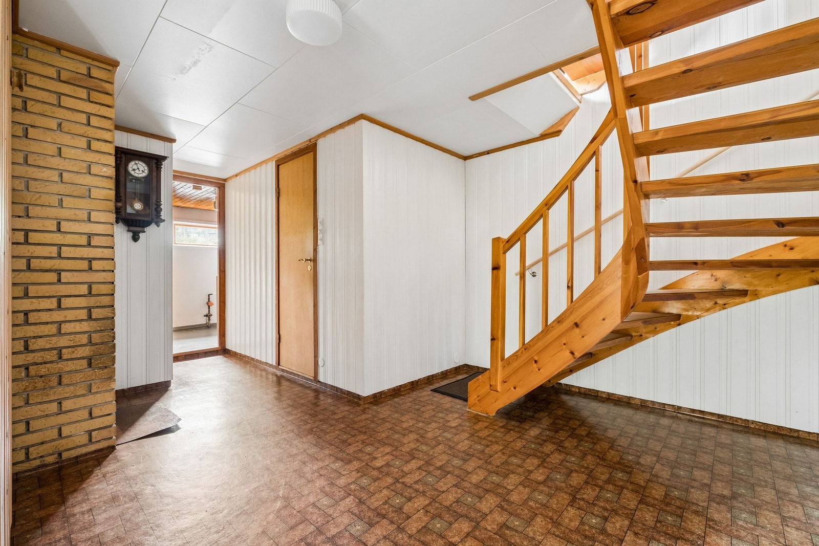 Videre tilkomst til bad, vaskerom, bod samt trapp til 1. etasje. Galleribilde