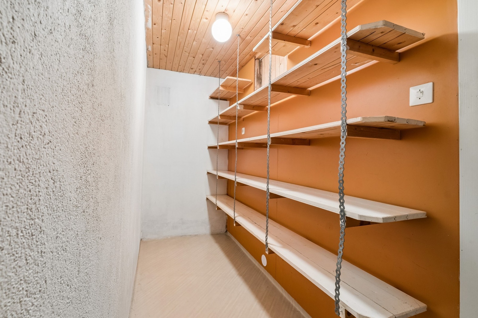 Bod med plassbygde hyller for praktisk oppbevaring. Galleribilde