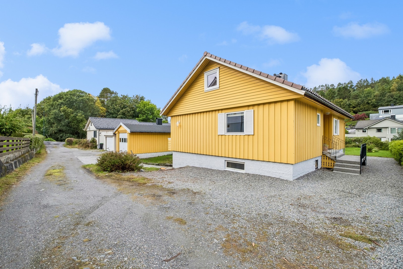 Gruset gårdsplass med gode parkeringsmuligheter. Galleribilde