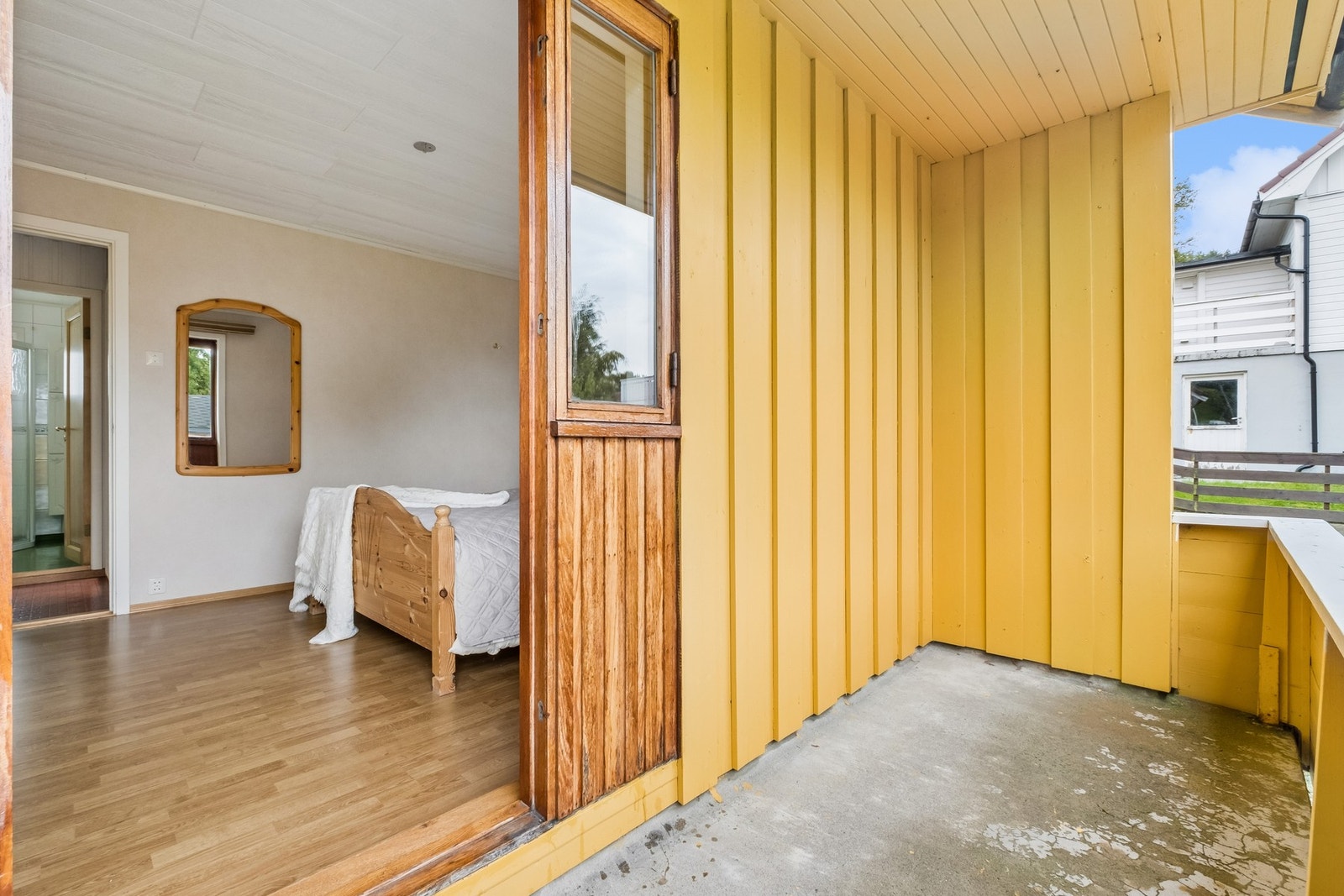 Det ene soverommet har direkte utgang til en egen, overbygd terrasse. Galleribilde