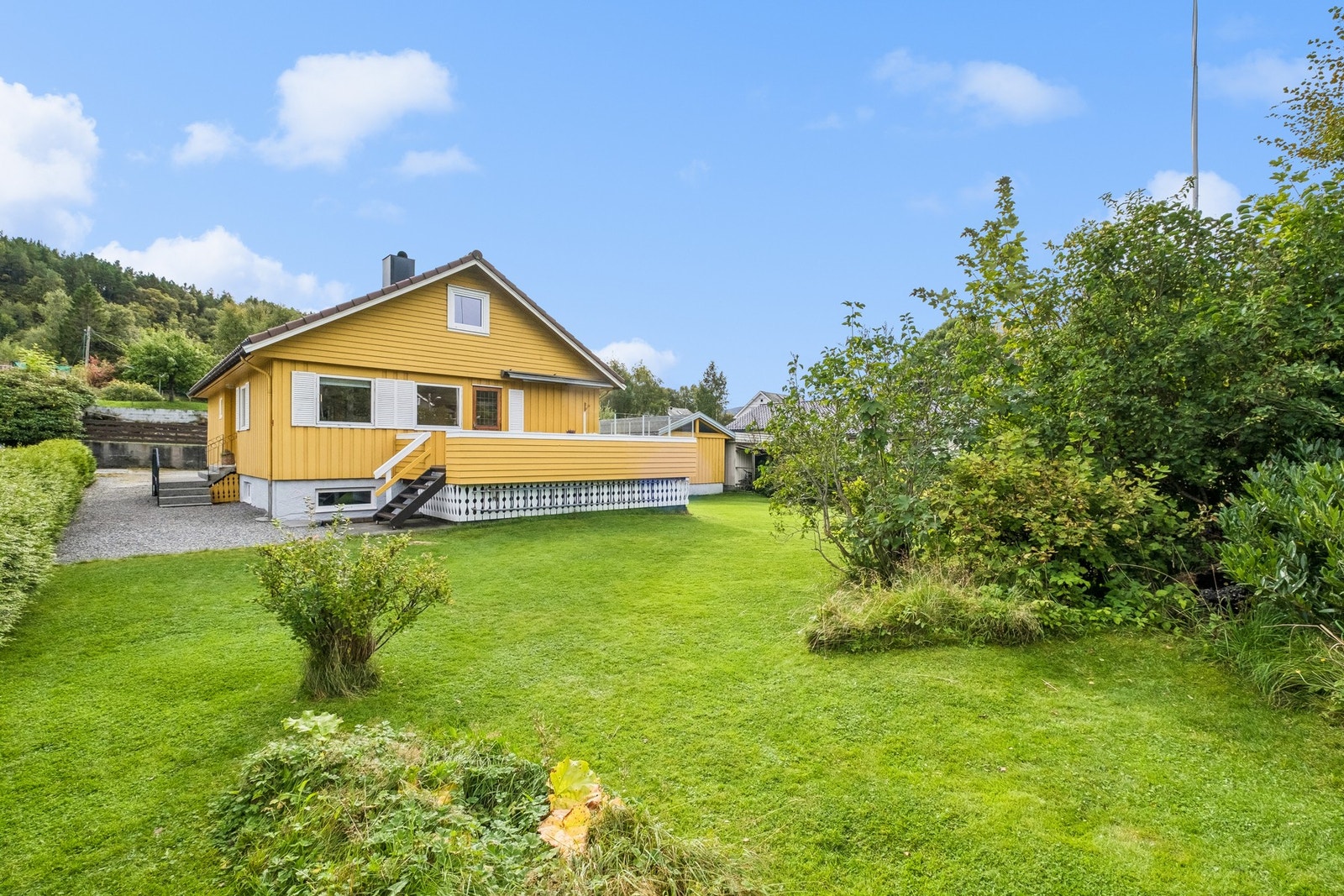 Romslig og velstelt hage med store, sammenhengende plenarealer. Galleribilde