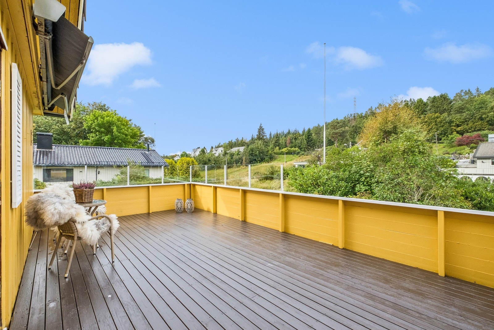 Terrassen strekker seg langs boligen og byr på gode sol- og oppholdsmuligheter. Galleribilde
