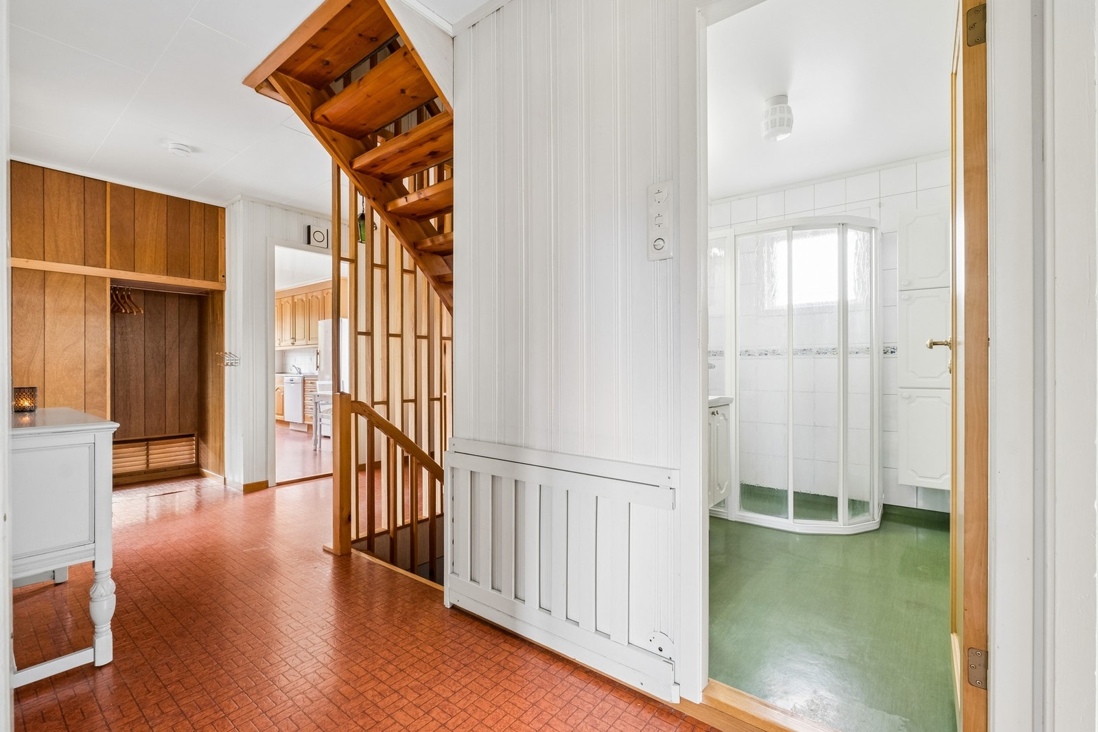 Fra gangen er det direkte adkomst til bad og videre forbindelse mot kjøkkenet. Galleribilde