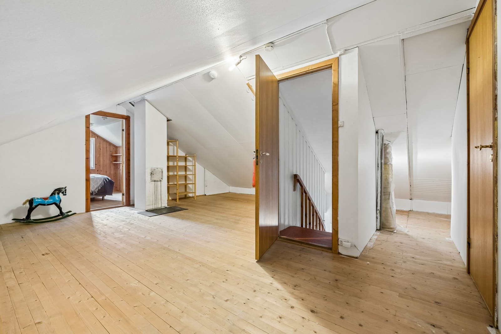 Loftsetasjen har i tillegg et åpent areal. Det er også kott for god lagring. Galleribilde