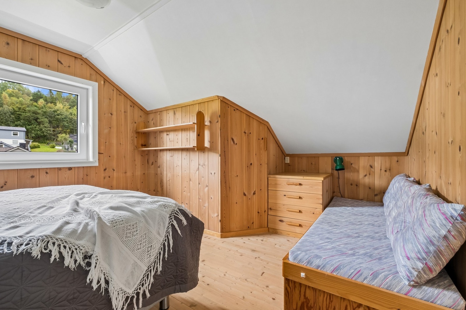 Panelvegger og malte plater i himling. Galleribilde
