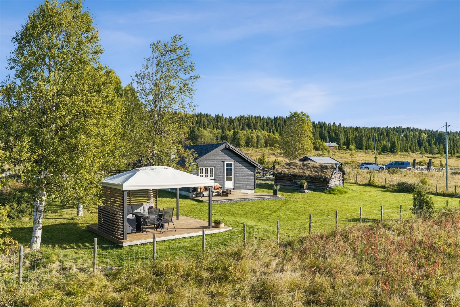 Eiendommen har en romslig tomt med rikelig plass til både lek, aktiviteter og avslappende dager i solen. Galleribilde