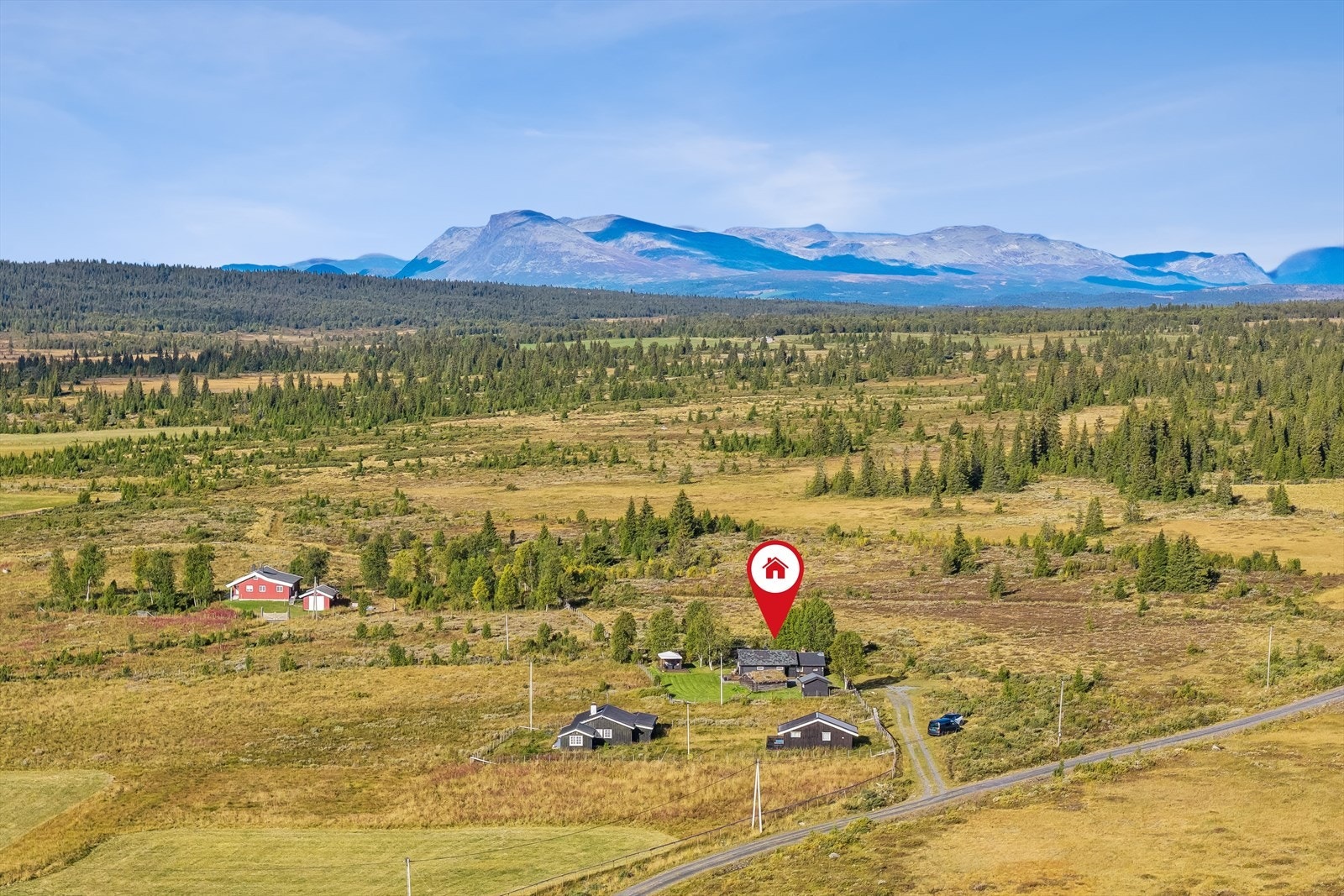 Hytta ligger på en stølsvoll - åpent, solrikt og usjenert til ca. 900 moh. Fra eiendommen har du nydelig 360 graders utsikt mot bl.a. Skogshorn i vest og Hallingfjellene med bl.a. Nystølfjellet i sør. Galleribilde