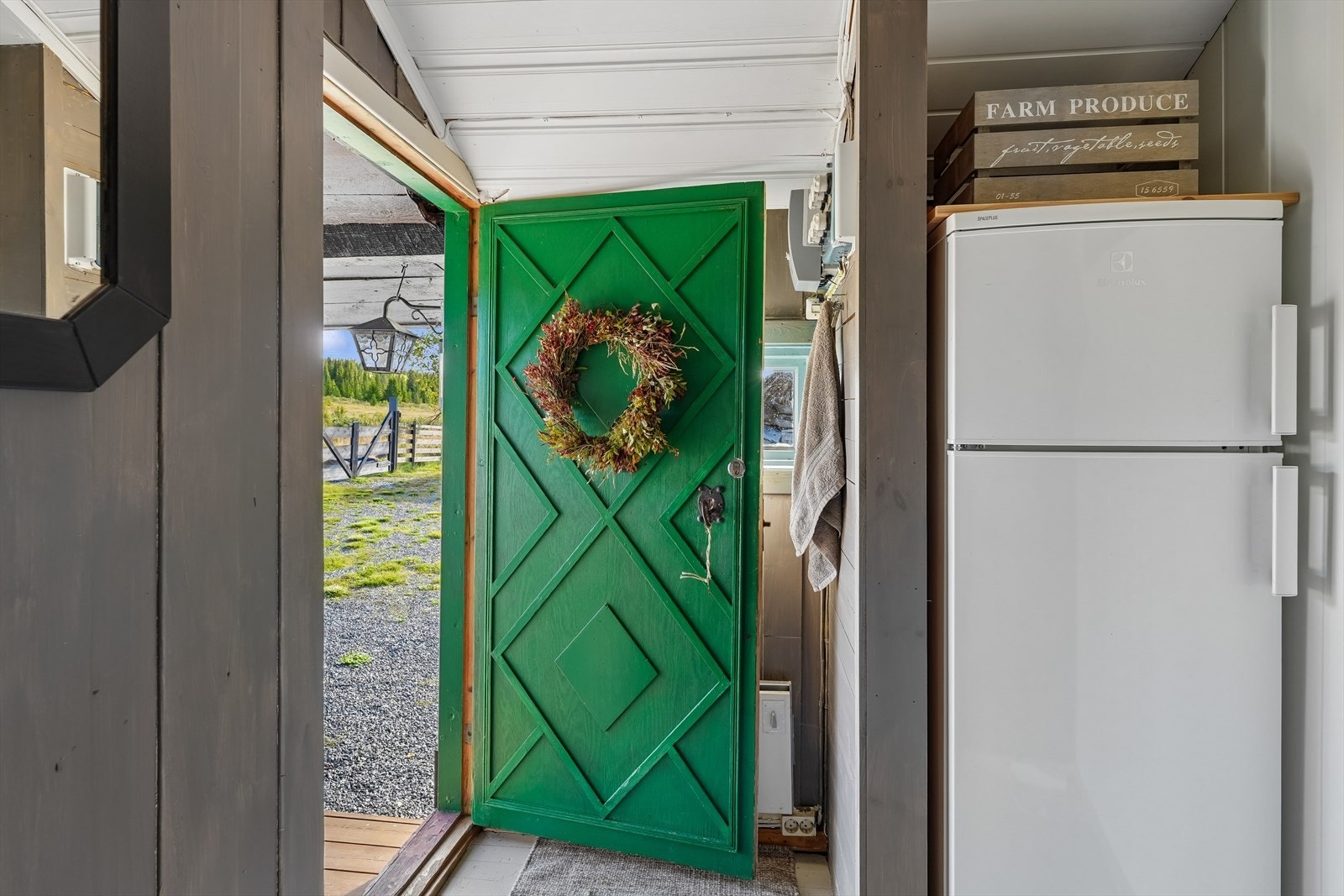 Fra det overbygde inngangspartiet kommer du inn i en liten og praktisk entré med plass til å henge fra seg yttertøy og sko etter dagens turer. Galleribilde