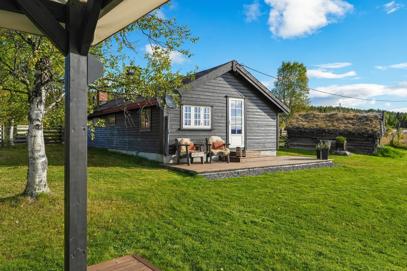 Beliggenheten er både åpen og usjenert, nærmest som en egen liten stølsvoll i terrenget. Galleribilde