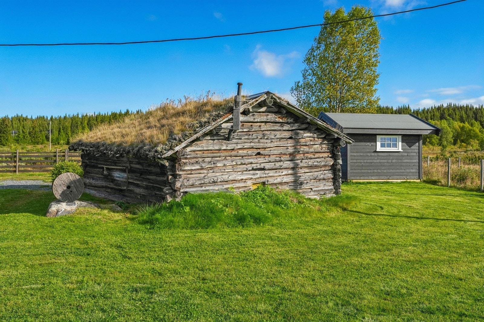 På tunet står også et nytt uthus og et gammelt sommerfjøs. Galleribilde