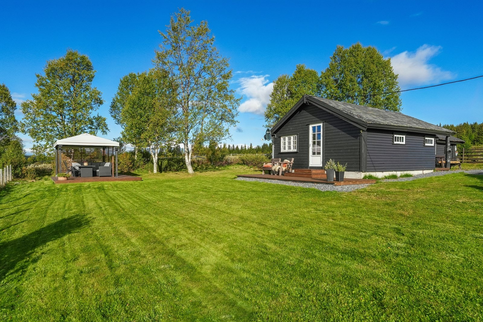 På tunet er det etablert en svært hyggelig uteplass med paviljong og terrasseplatting fra 2023. Galleribilde