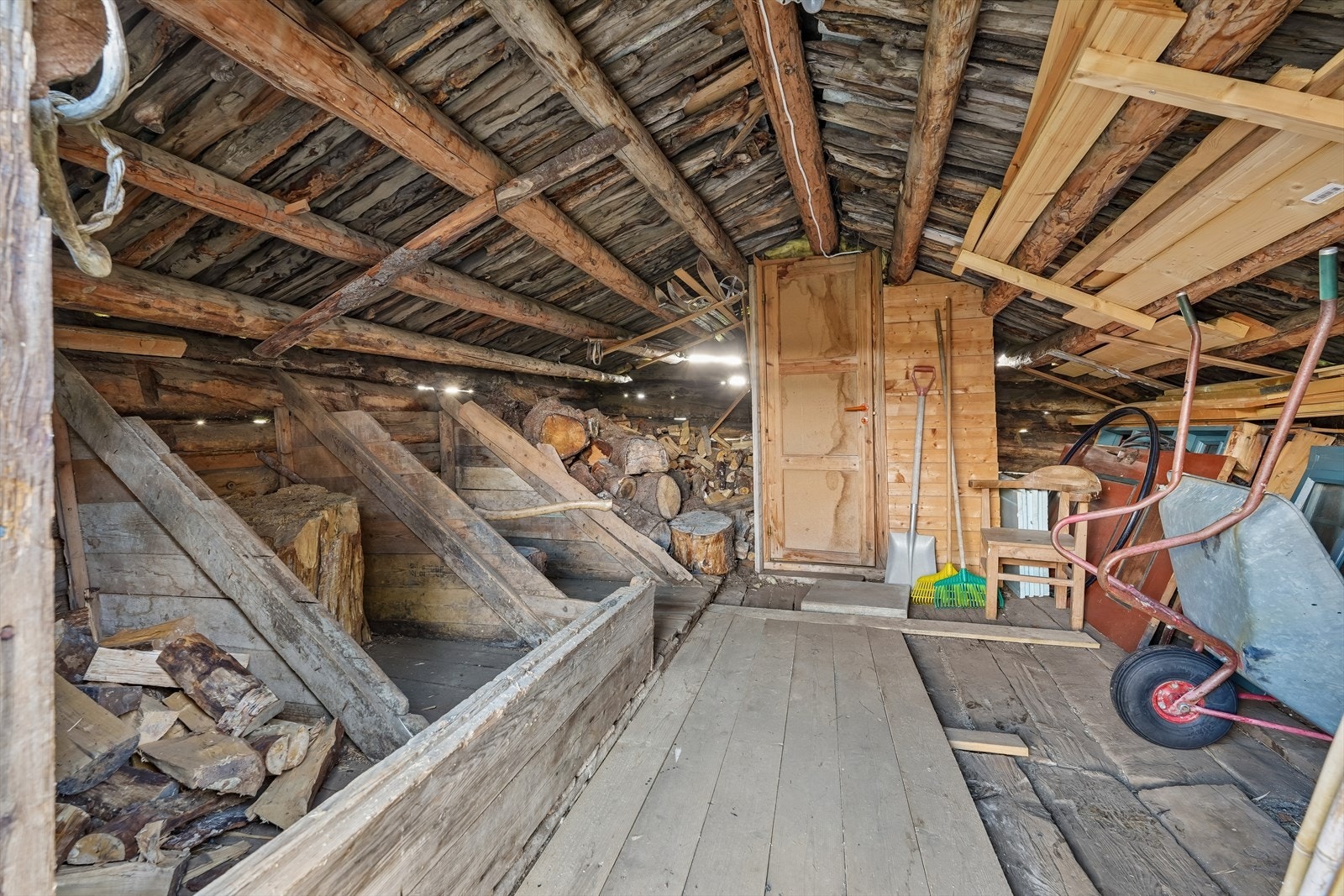 Det gamle sommerfjøset fra 1800-tallet benyttes i dag som lager. Bygget har gjennomgående enkel standard og et betydelig vedlikeholdsbehov, men fungerer som oppbevaringsplass. Galleribilde