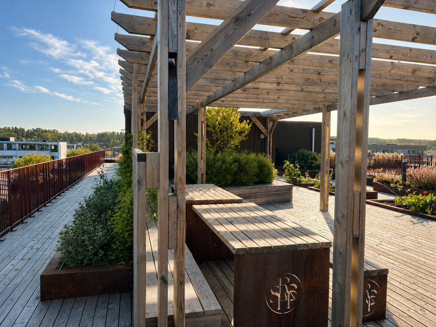 Felles takterrasse med flere ulike sittegrupper. Galleribilde