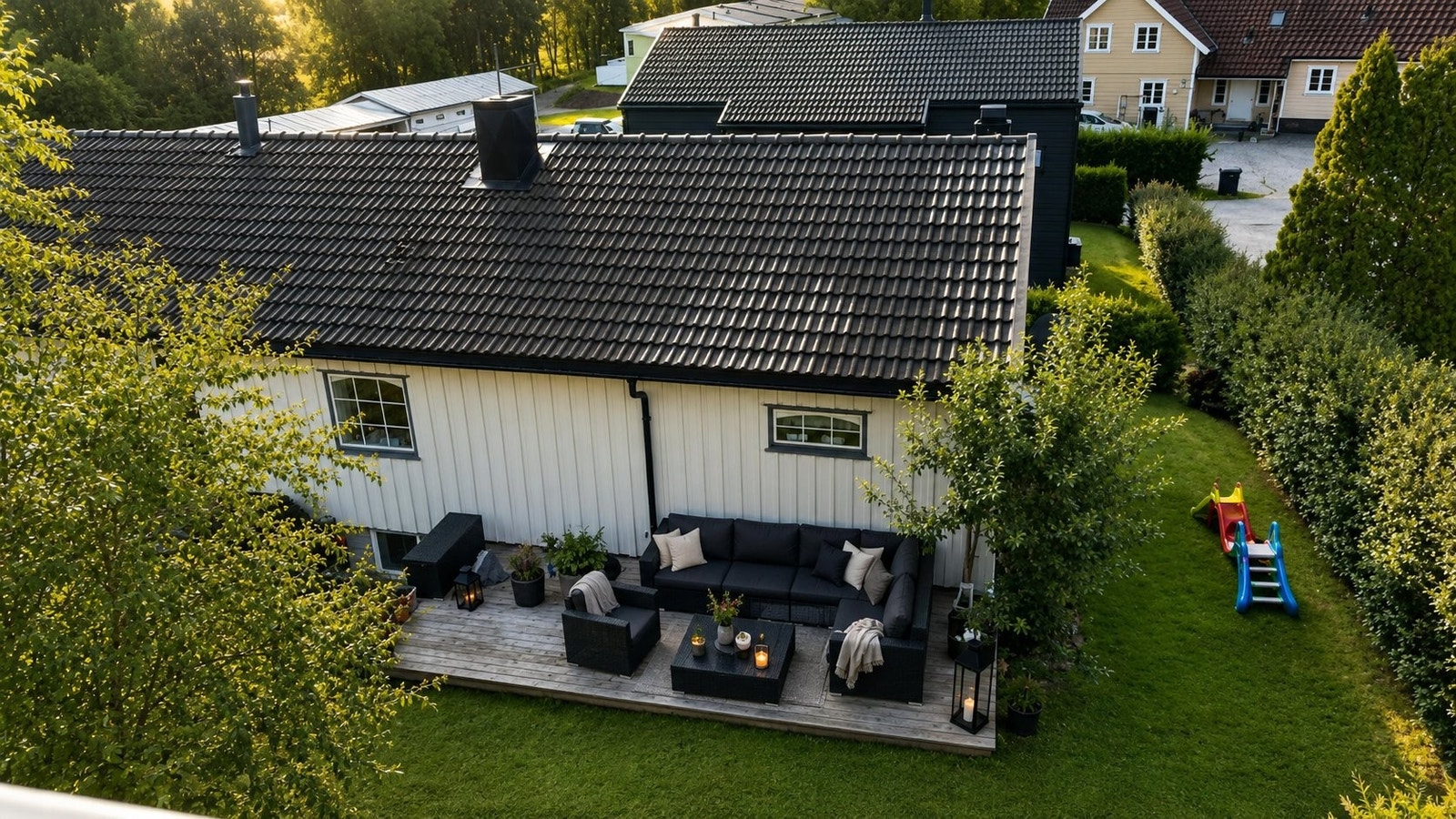 Plattingen er stor med plass til et hyggelig uterom og gressplen rundt hele huset huset. Bildet er digitalt redigert. Galleribilde