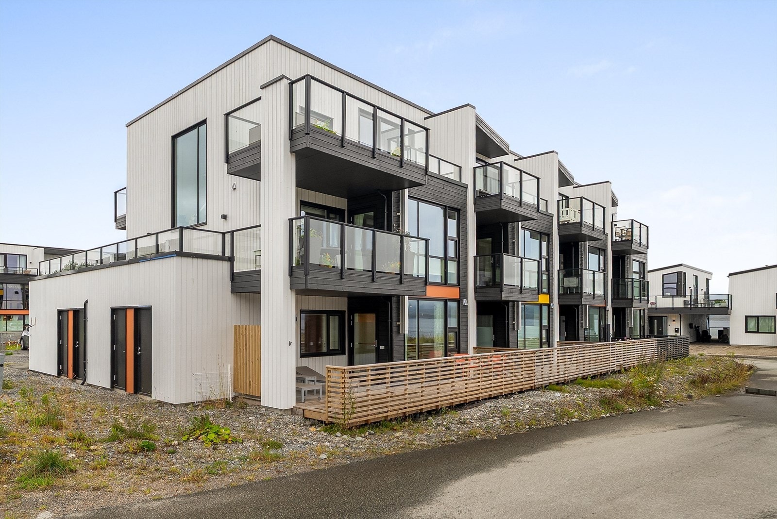 Leiligheten med beliggenhet i ende av blokka som forøvrig består av 8 leiligheter. Galleribilde