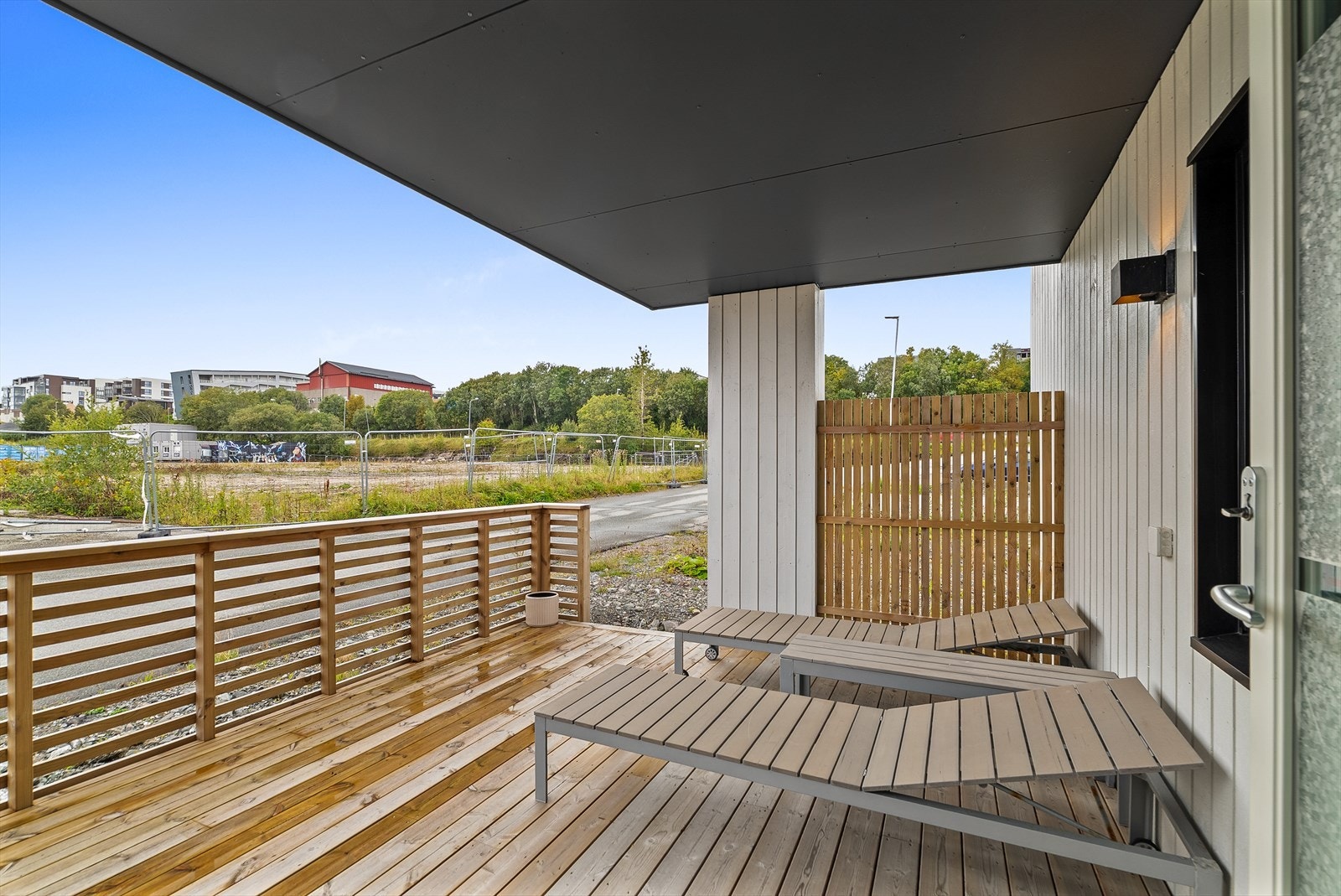 Romslig terrasse med god plass for diverse utemøbler. Galleribilde