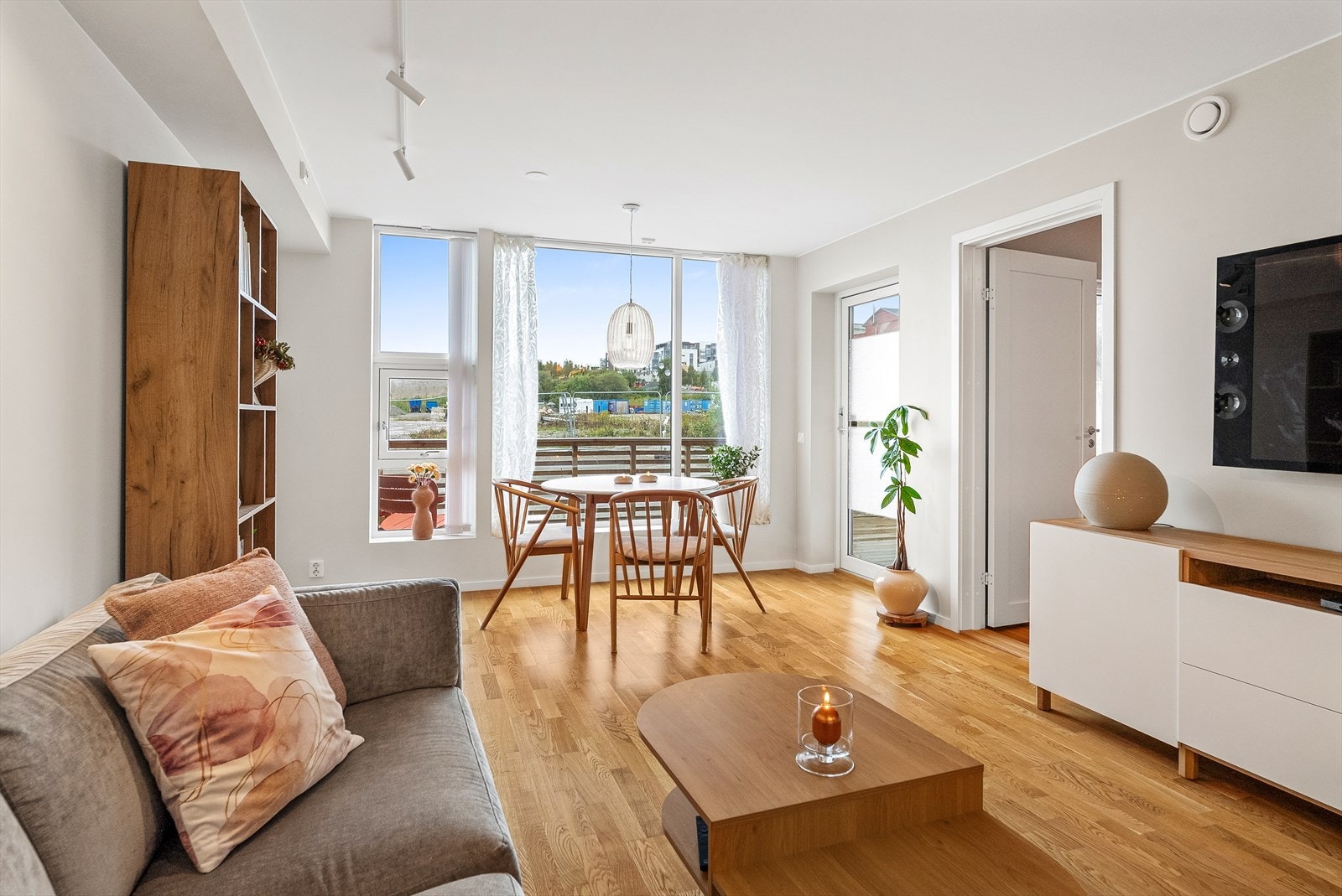 Romslig stue med god plass for både sofa og spisegruppe. Galleribilde