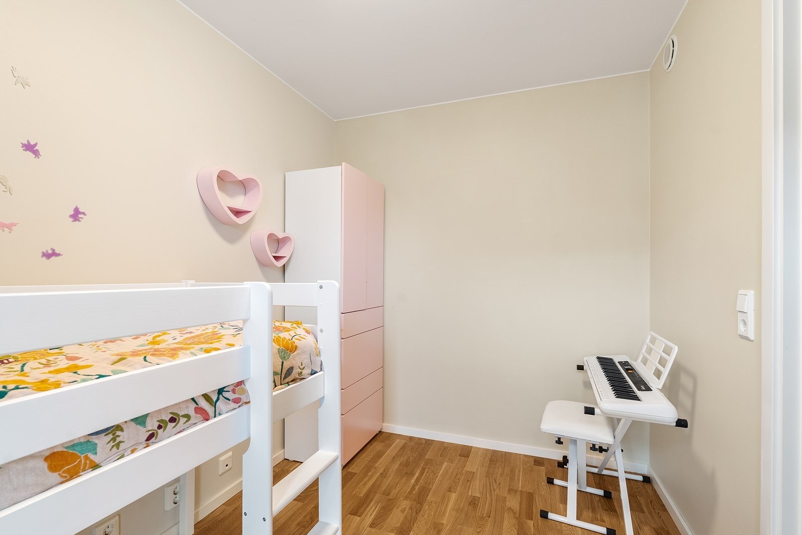 Soverom 1. Med plass for både seng og skole pult. Galleribilde