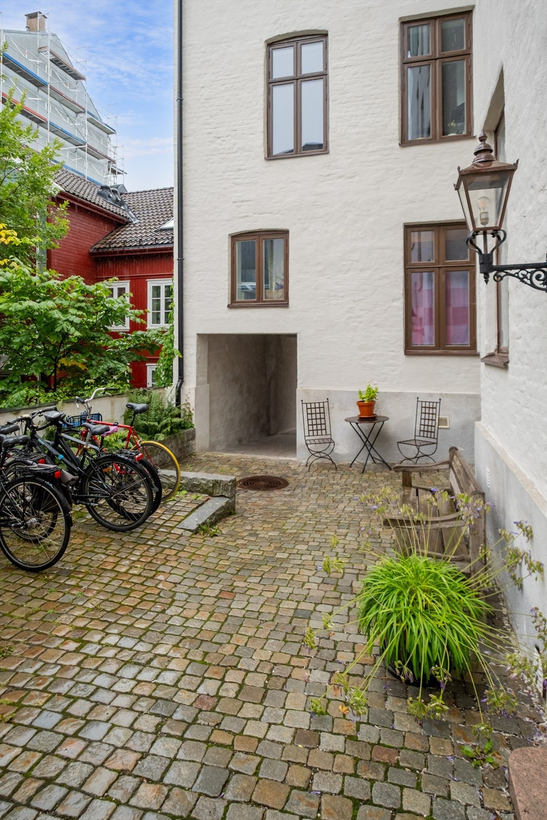 Bakgården består av sykkelstativ og sittegrupper. Galleribilde