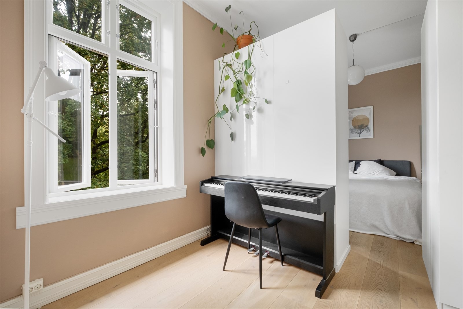 Soverommets utforming gir plass til en egen sone som i dag er benyttet til piano, men som også egner seg godt som arbeidsplass eller ytterligere oppbevaring Galleribilde