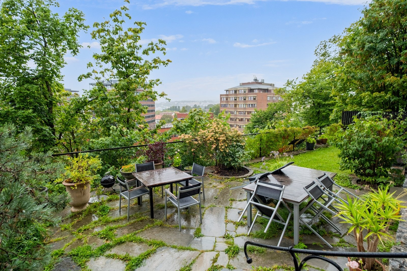 Koselig felles hage med beplantning og sittegrupper. Galleribilde